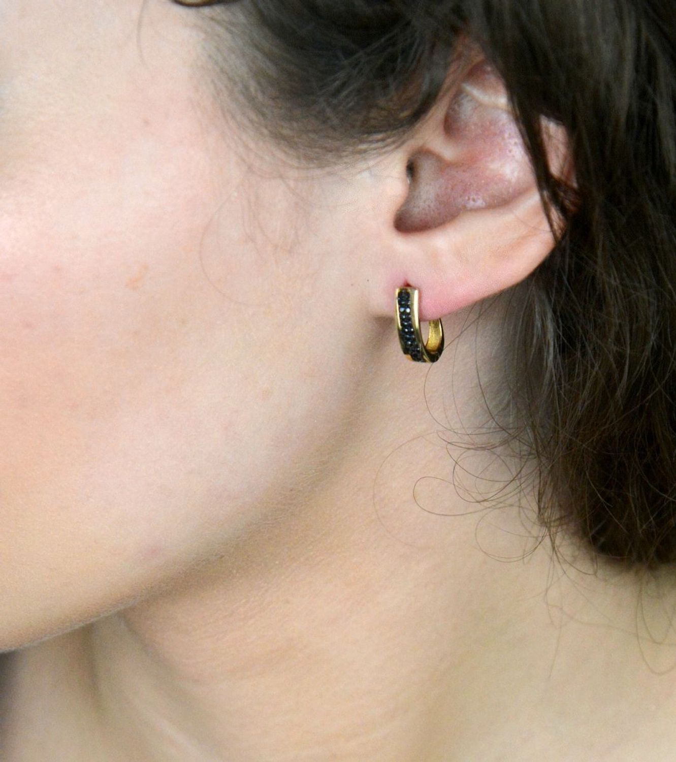 Kolczyki złote z czarną cyrkonią pr 333, KL 6440 333  Kolczyki złote z czarną cyrkonią, wykonane z wysokiej jakości złota próby 333, to elegancka biżuteria, która wyróżnia się subtelnym 1.jpg